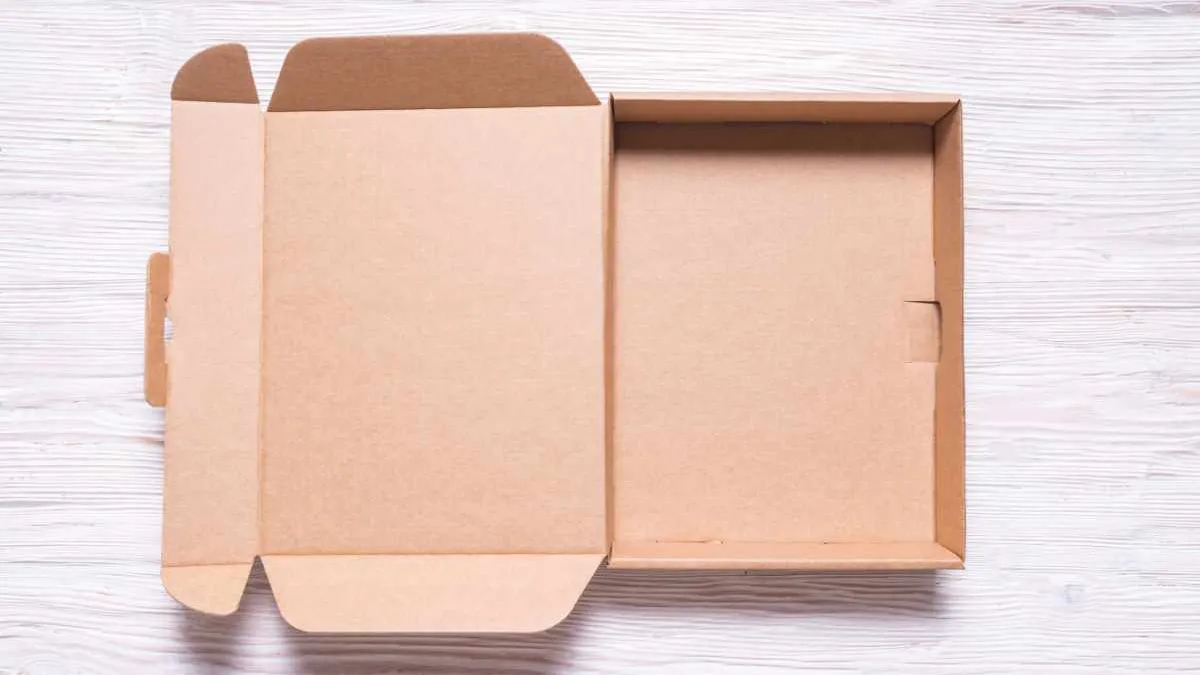 An open FEFCO 0427 mailer box laid flat, showing the tuck-front lid and dust flaps