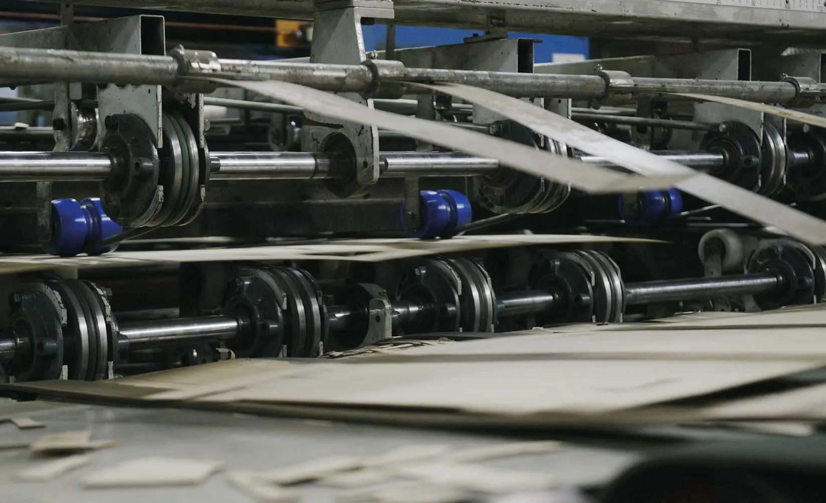 Board running through the rollers of the converting line